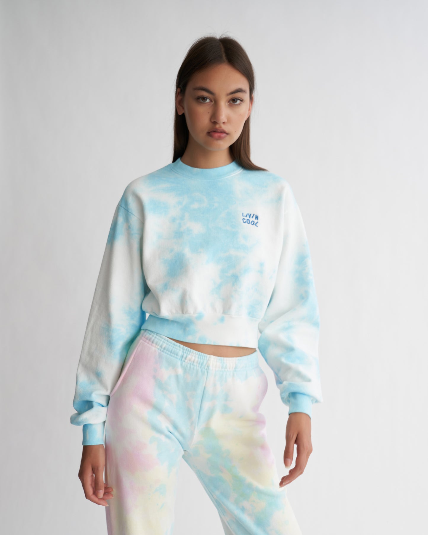 WAVY EMBROIDERED CROP SWEATSHIRT SKY TIE DYE